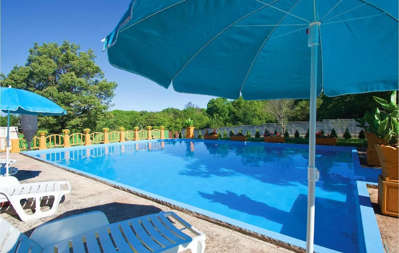 PUY Cozy Studio In Valtursko Polje With Kitchen 아파트