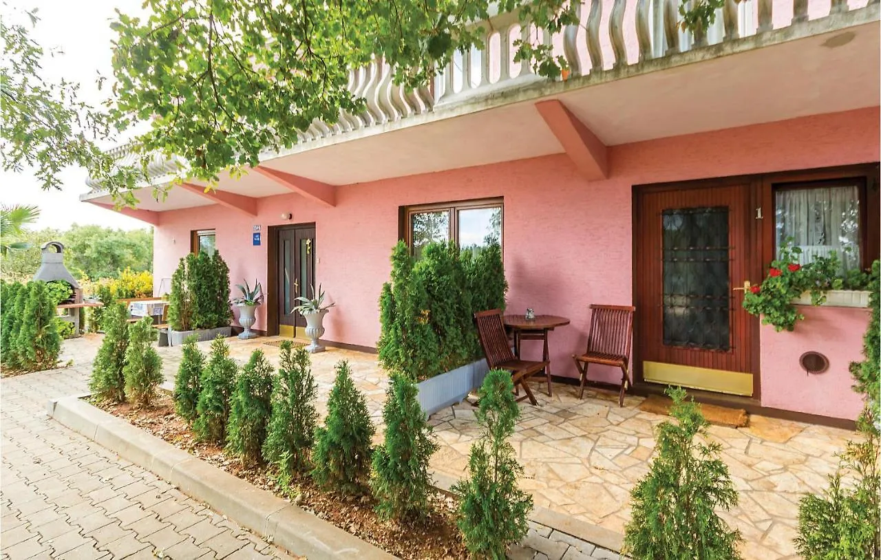 PUY Cozy Studio In Valtursko Polje With Kitchen 아파트